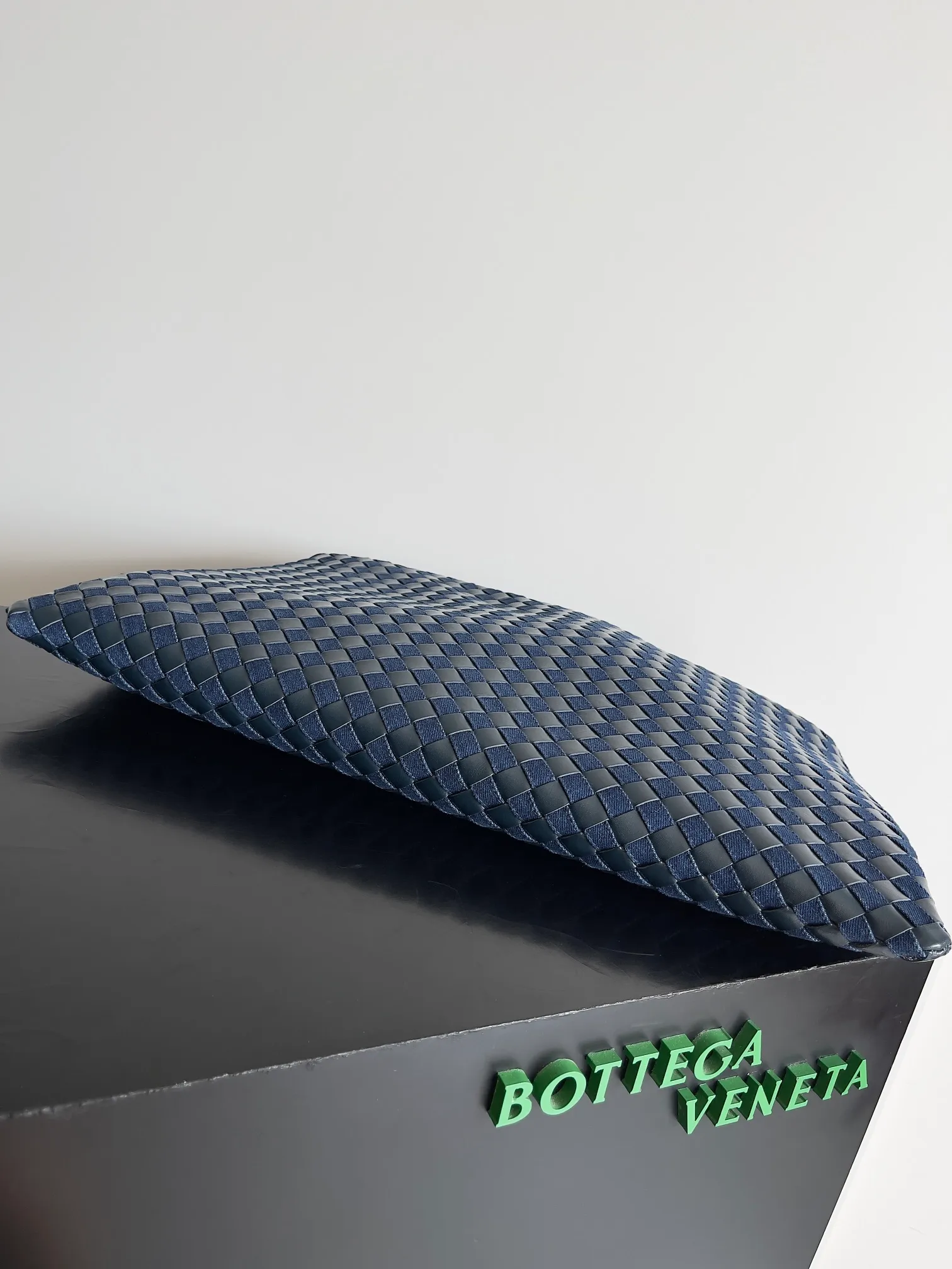 Batch 2240 Different colors collide with different sparks, and different materials collide with layers and designs. BOTTEGA VENETA Large HOP is on the list of retro denim series. The stiffness of denim is matched with soft leather. Fashion has no standards. Innovation is progress. Hop and retro denim are a combination of classics and individuality. They are casual, lazy and unique. The large capacity is too friendly for summer. Freeing up hands in sultry weather is people's biggest need. Style number: 795949 Size: 54*24*13cm